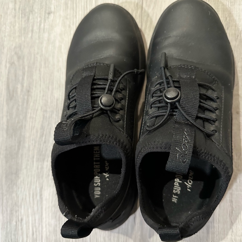Clove healthcare sneaker women size 7 in All Black option.